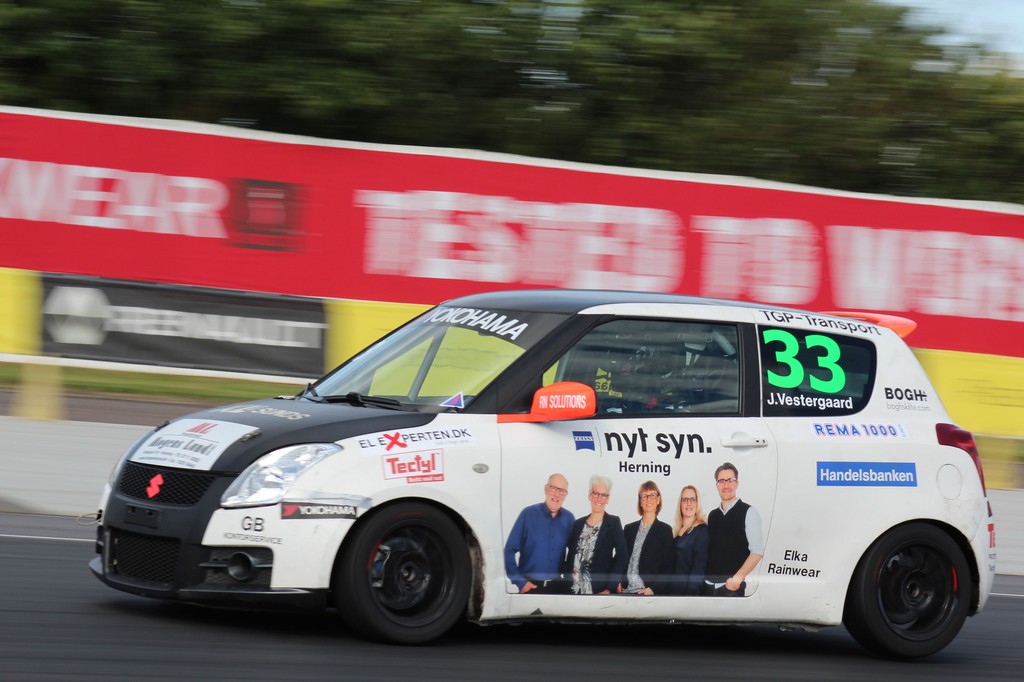 Jan Vestergaard er ved at finde sig til rette i den hvide og sort Suzuki Swift Sport. Han skulle lige vende sig til forhjulstræk, men nu ligger han mere eller mindre og snuser rundt omkring top 10 placeringerne hvert løb.
(Foto: JJ Media)